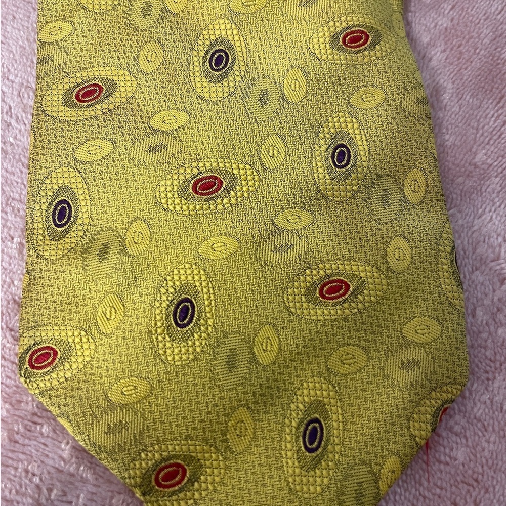 Vibrant Yellow Patterned Men's Tie - Picture 2 of 8